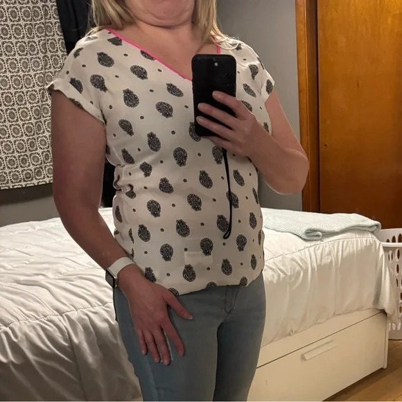 Express v-neck blouse with pretty pink trim, blouse is white with black design. - Picture 3 of 9